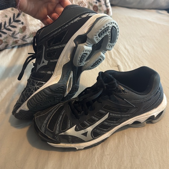 Mizuno Wave Volleyball shoes - Picture 2 of 2